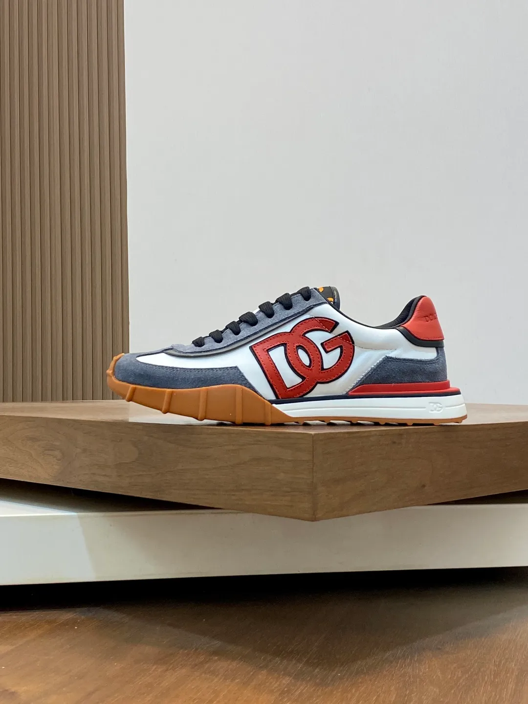 💰800 Dolce&Gabbana/Dolce & Gabbana men’s new casual sports shoes This sneaker is made of multiple materials. The nylon fabric upper is integrated with glossy leather, suede leather and rubber elements, and is decorated with reflective details. It has a silk-screen logo and a dual design of thick round and flat laces. It has a square toe, rubber foam midsole and gear pattern rubber composite sole decorated with the iconic "DG" logo. The shoe body is decorated with three-dimensional labels with the brand logo in many places. The style is fashionable and elegant, and the unique design is presented in a dazzling and modern new language. The fabric towel lining is paired with logo cowhide feet for a stylish and stylish look! Comes with a full set of packaging! Size: 39-40-41-42-43-44 leather shoe size (38/45 can be customized but does not support returns)